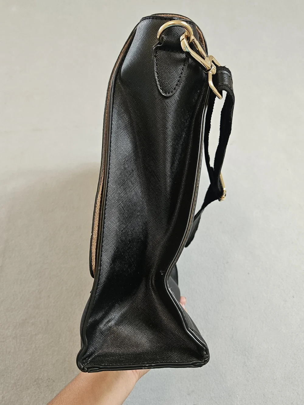 EaseGave Saffiano Leather 15.6